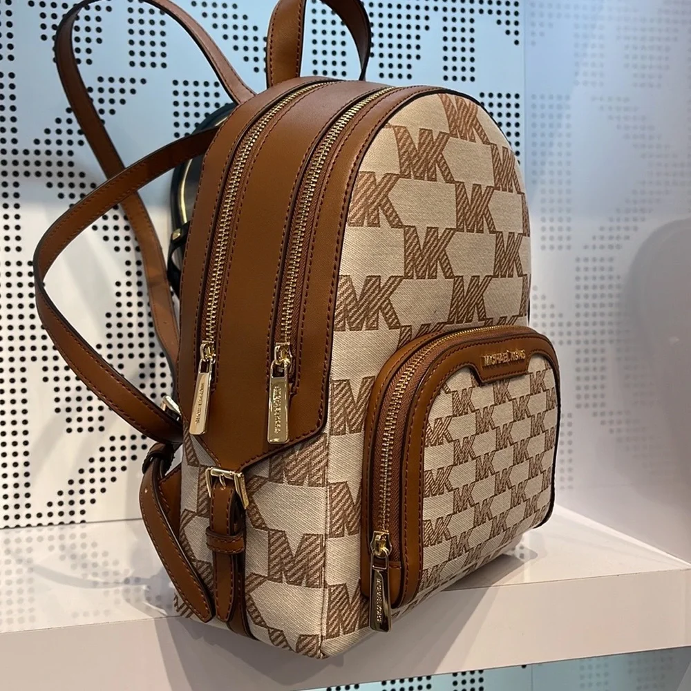 Michael Kors Jaycee Medium Logo Zip Pocket Backpack 

35S3G8TB2J
LUGGAGE - Picture 7 of 16